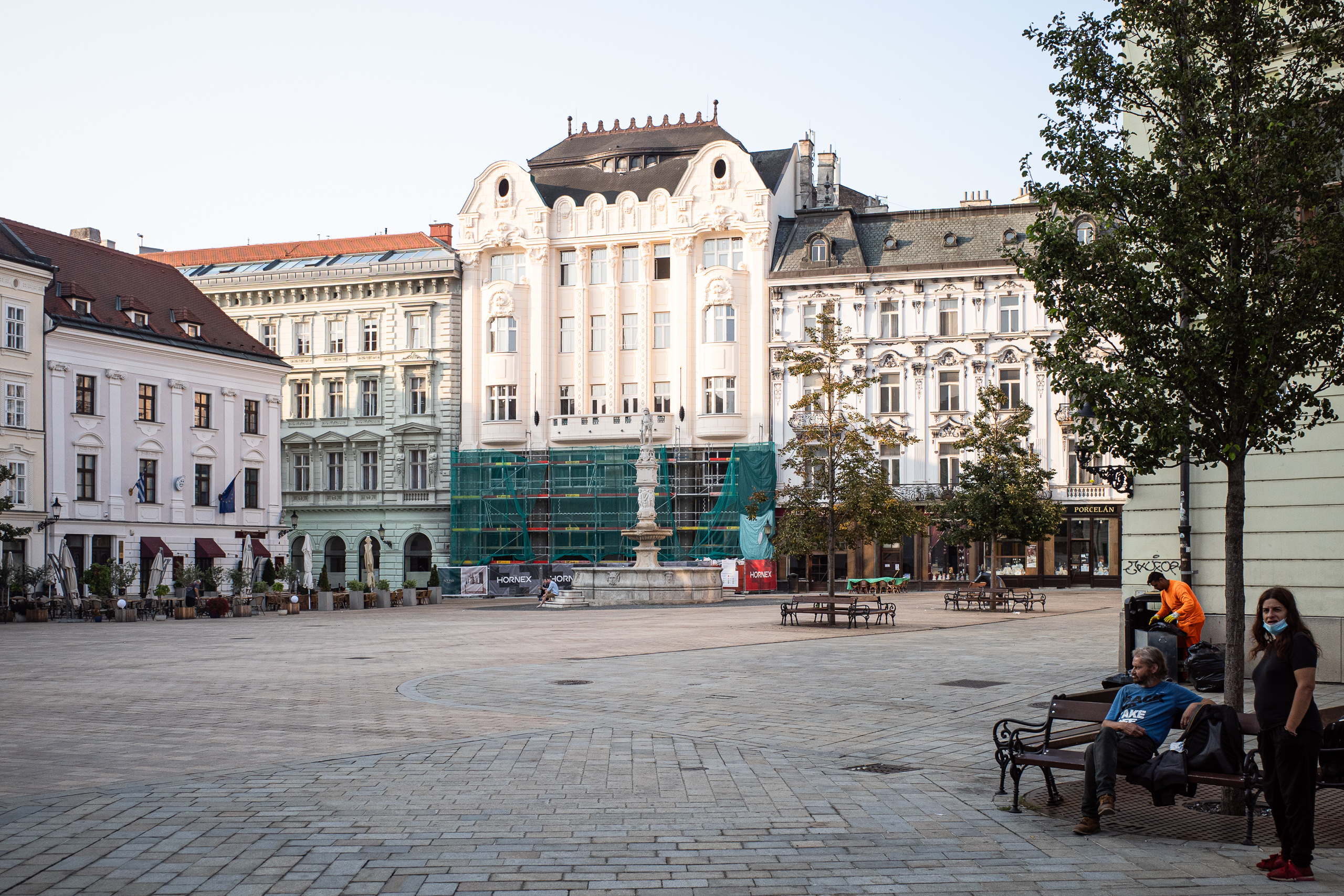 Der Hauptplatz mit dem Rolandsbrunnen, noch fast menschenleer
